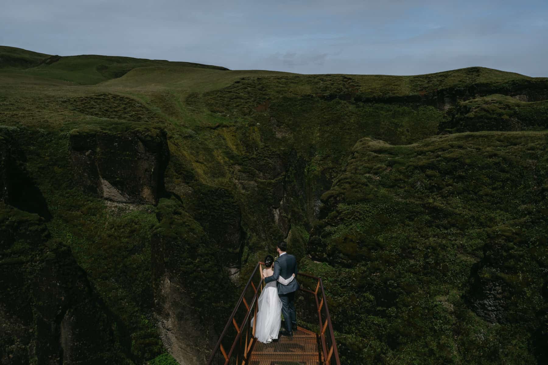 couple looking out into Fjaðrárgljúfur Canyon during their wedding
