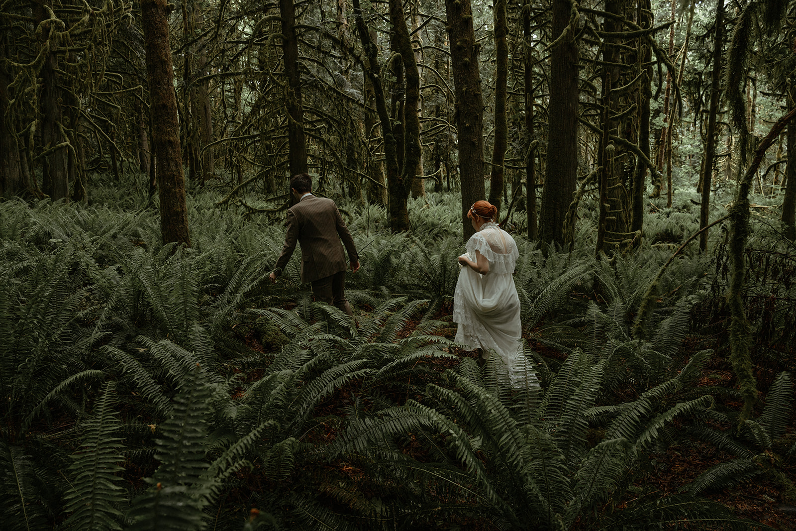couple eloping in an oregon forest